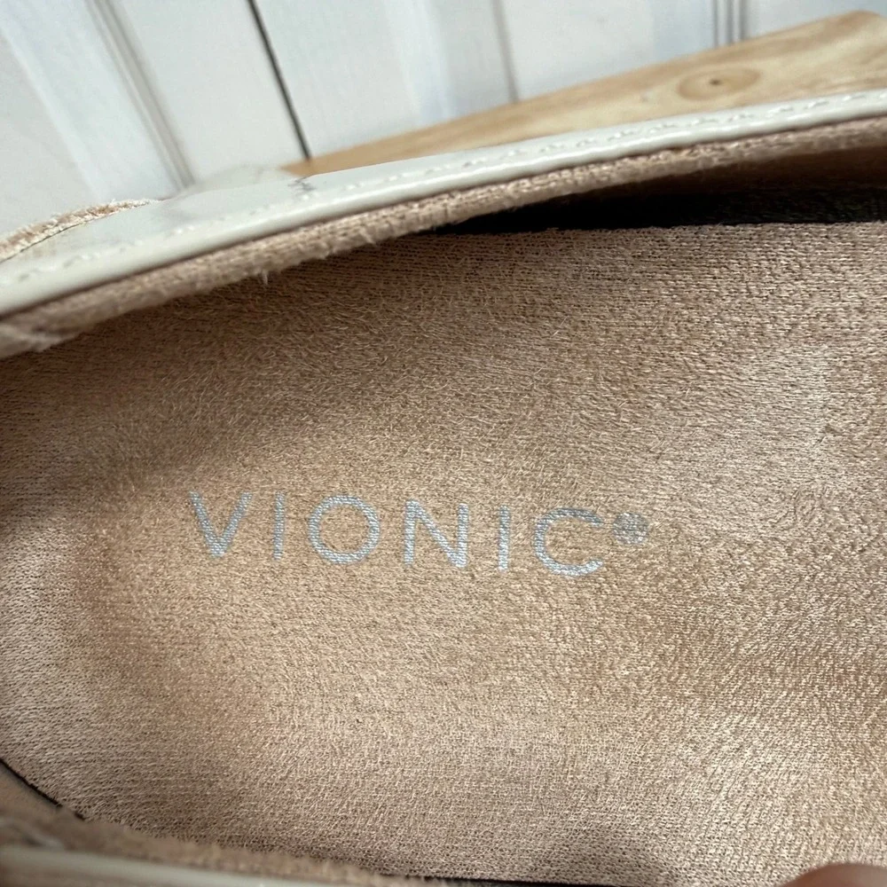 Vionic Kensley Loafers Size 8.5 Cream Patent Leather Chunky Lug Sole Preppy